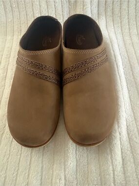 Chaco slip on style in tan leather size 8.5 Caribou